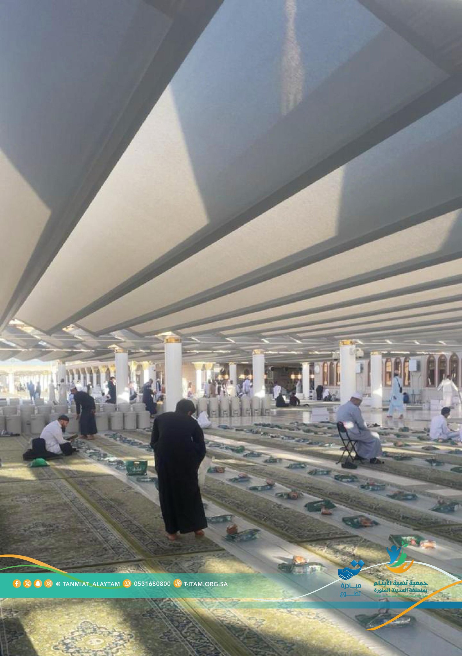 بأيادي الأيتام.. وجبات الإفطار تصل للصائمين في المسجد النبوي